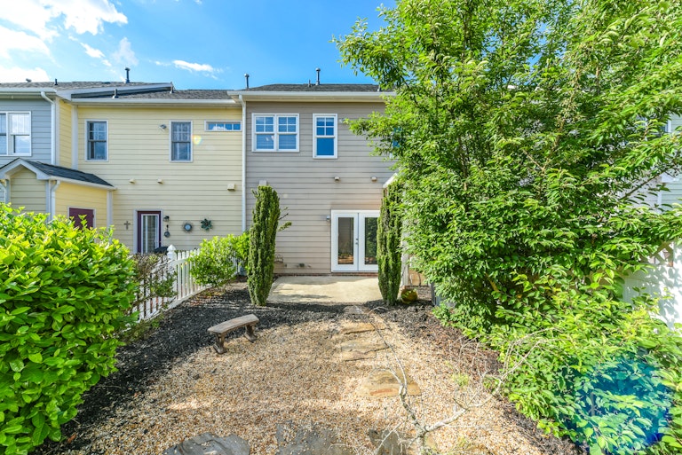 Photo 4 of 21 - 50406 Governors Dr, Chapel Hill, NC 27517