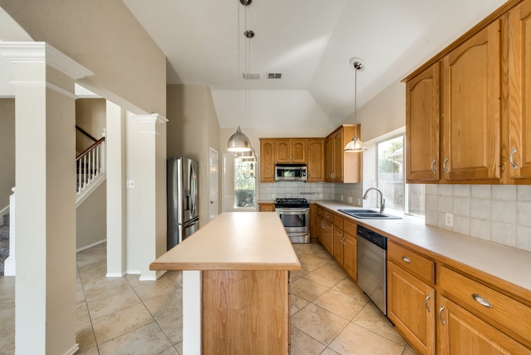 Photo 8 of 33 - 913 Rolling Ridge Dr, Keller, TX 76248