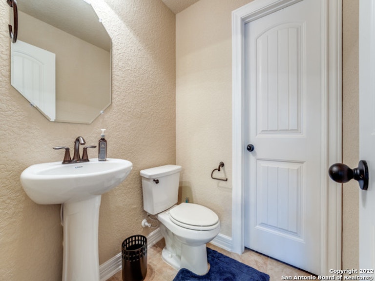 Photo 15 of 36 - 9647 Calmont Way, San Antonio, TX 78251