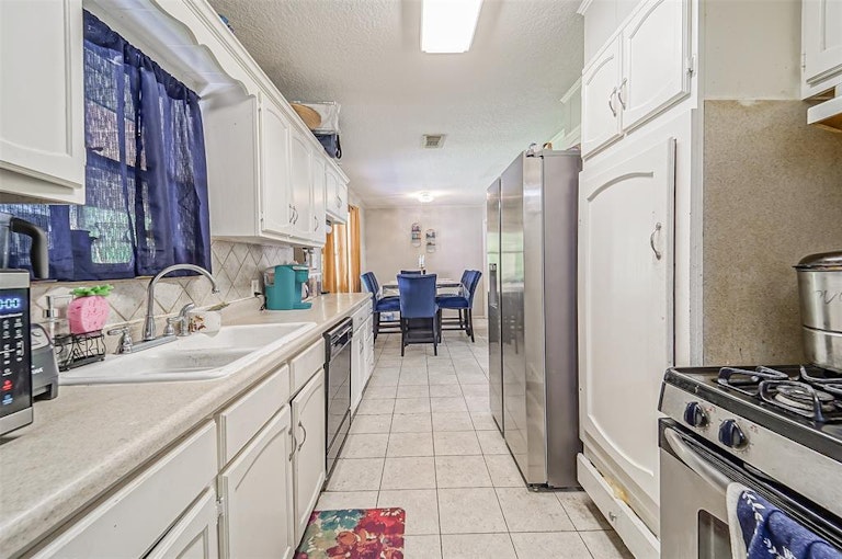 Photo 9 of 20 - 2401 Estate Dr, Deer Park, TX 77536