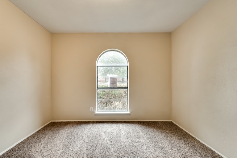 Photo 19 of 27 - 7302 Christie Ln, Dallas, TX 75249