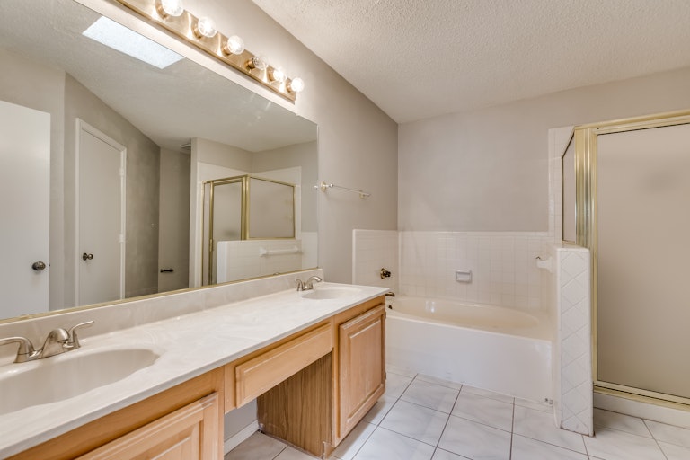 Photo 17 of 28 - 3917 Lois Cir, Rowlett, TX 75088