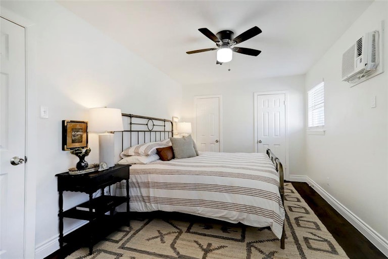Photo 23 of 23 - 5102 Academy St #16, Houston, TX 77005