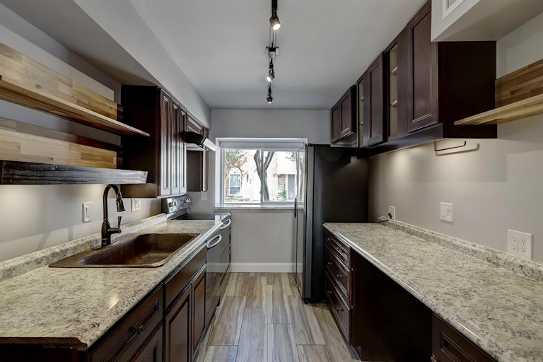 Photo 3 of 42 - 12643 Rip Van Winkle Dr, Houston, TX 77024