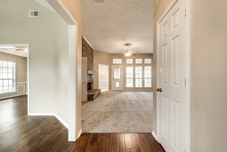 Photo 4 of 30 - 1403 Mapleview Dr, Carrollton, TX 75007