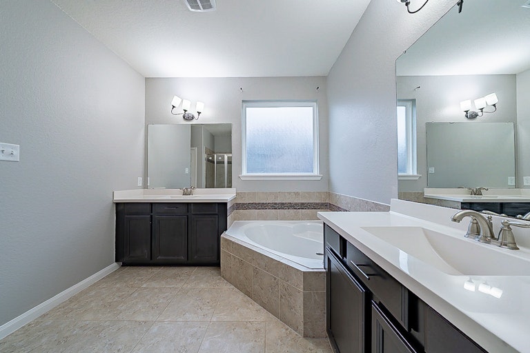Photo 6 of 35 - 18226 Russett Green Dr, Tomball, TX 77377