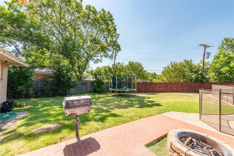 Photo 7 of 23 - 3805 Glenmont Dr, Fort Worth, TX 76133