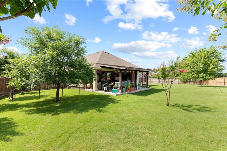 Photo 12 of 37 - 700 Glenview Dr, Mansfield, TX 76063