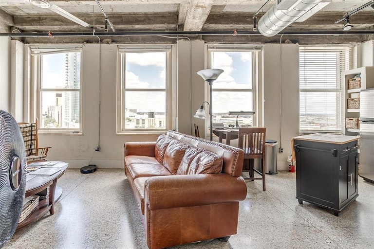 Photo 8 of 30 - 221 W Lancaster Ave #7010, Fort Worth, TX 76102