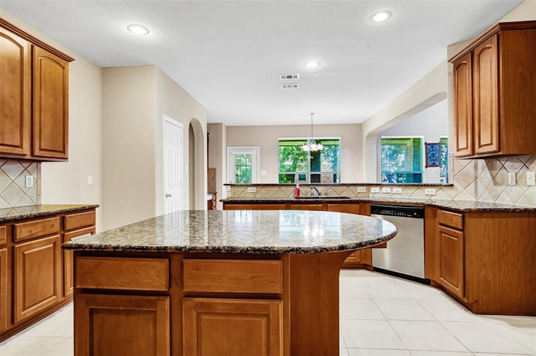 Photo 19 of 40 - 1418 Oxbow Dr, Cedar Hill, TX 75104