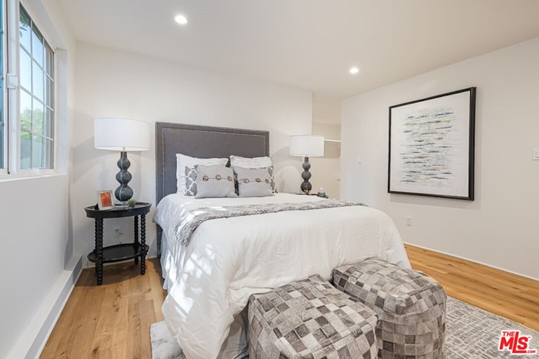 Photo 31 of 32 - 22647 Burbank Blvd, Woodland Hills, CA 91367