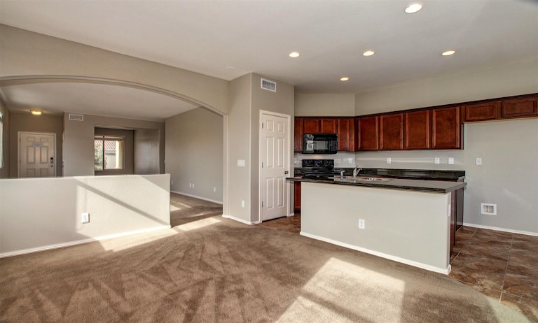 Photo 6 of 28 - 8121 S 23rd Dr, Phoenix, AZ 85041
