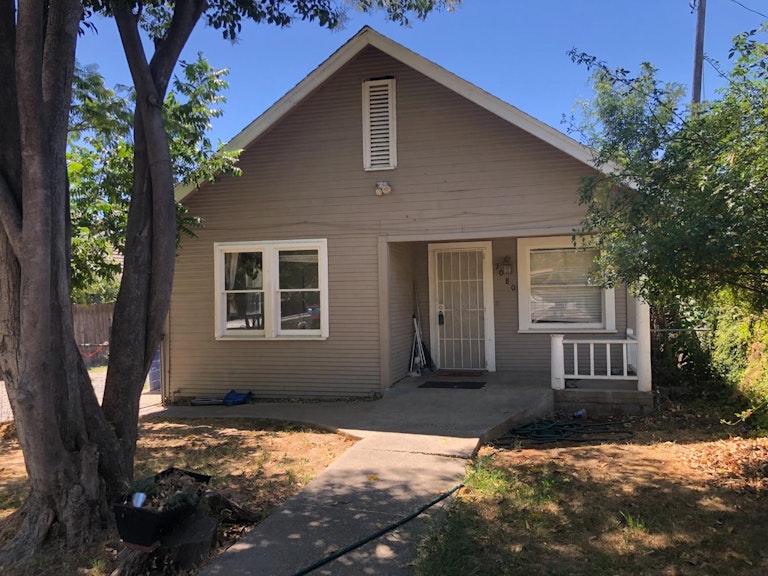 Photo 2 of 19 - 5080 Enrico Blvd, Sacramento, CA 95820