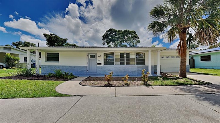 Photo 1 of 21 - 6388 20th St N, Saint Petersburg, FL 33702