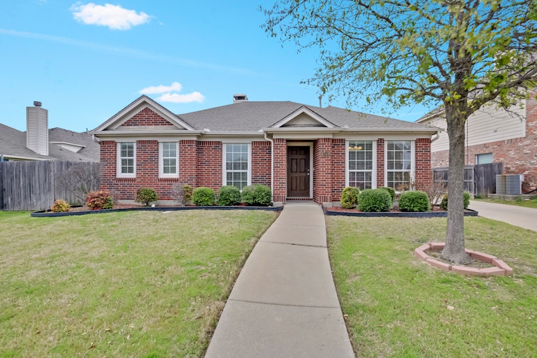 Photo 1 of 25 - 8748 Bloomfield Ter, Fort Worth, TX 76123
