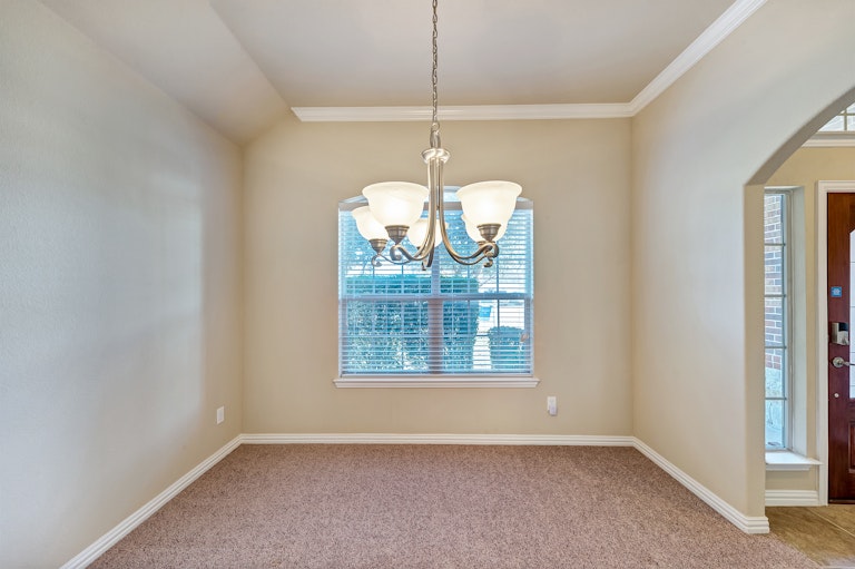 Photo 11 of 31 - 808 W Bend Blvd, Burleson, TX 76028