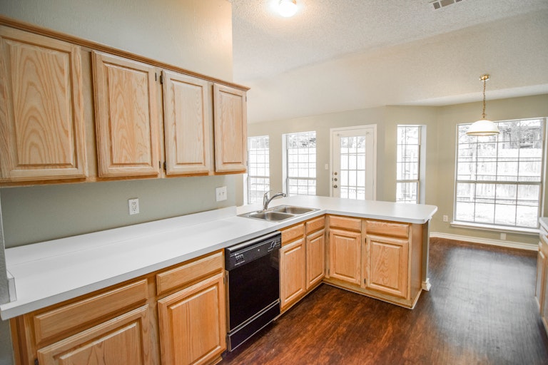 Photo 14 of 37 - 5514 Bradley Ct, Arlington, TX 76017