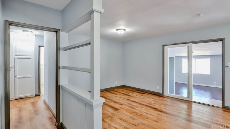 Photo 4 of 12 - 910 S Pacific Ave, Santa Ana, CA 92703