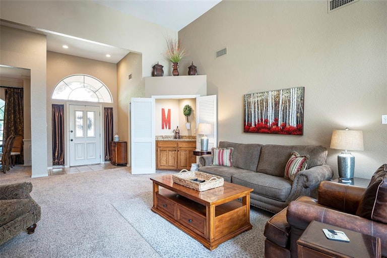 Photo 5 of 40 - 7115 Spruce Forest Ct, Arlington, TX 76001