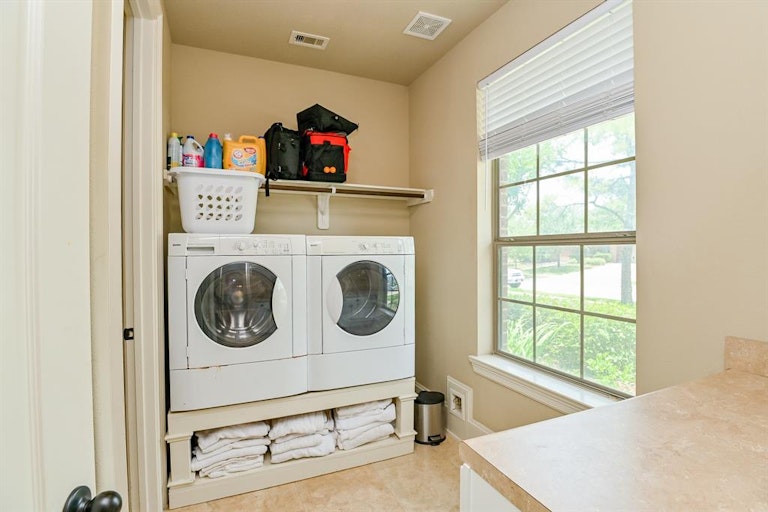 Photo 33 of 44 - 5306 Clear Landing Ct, Rosharon, TX 77583