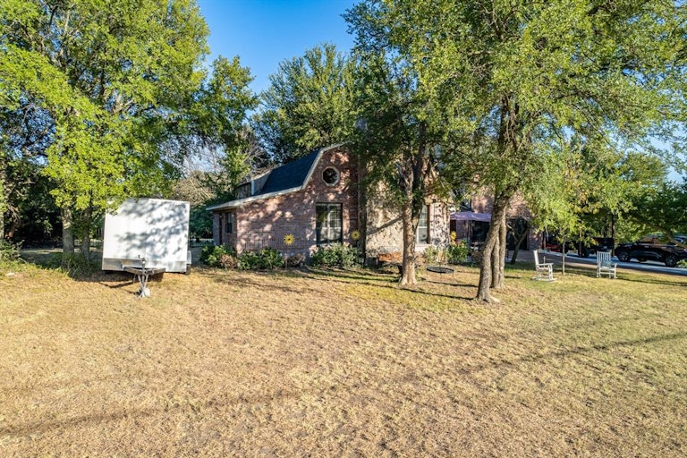 Photo 18 of 38 - 413 Silver Ln, Azle, TX 76020