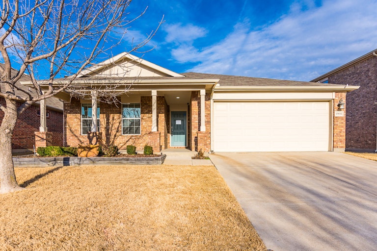 Photo 1 of 27 - 15832 Mirasol Dr, Fort Worth, TX 76177