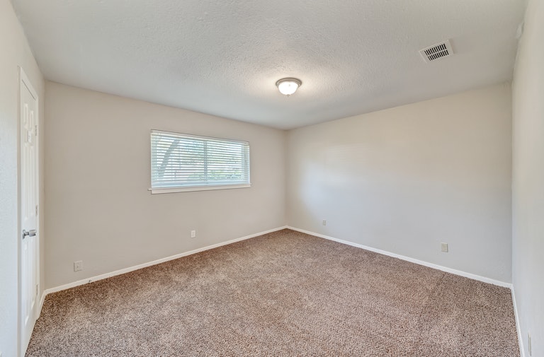 Photo 17 of 29 - 3106 Edelweiss Dr, Grand Prairie, TX 75052