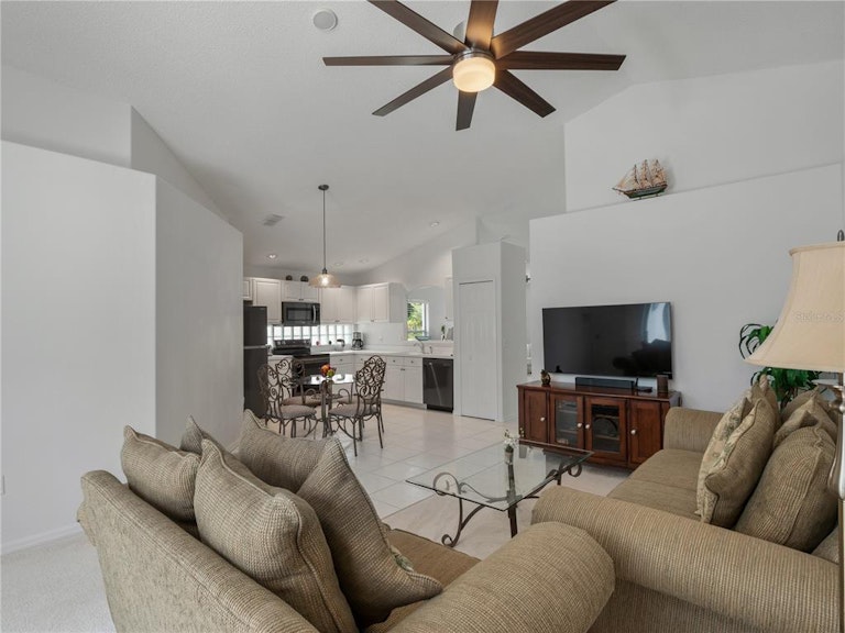 Photo 15 of 40 - 1026 Lake Davenport Blvd, Davenport, FL 33897