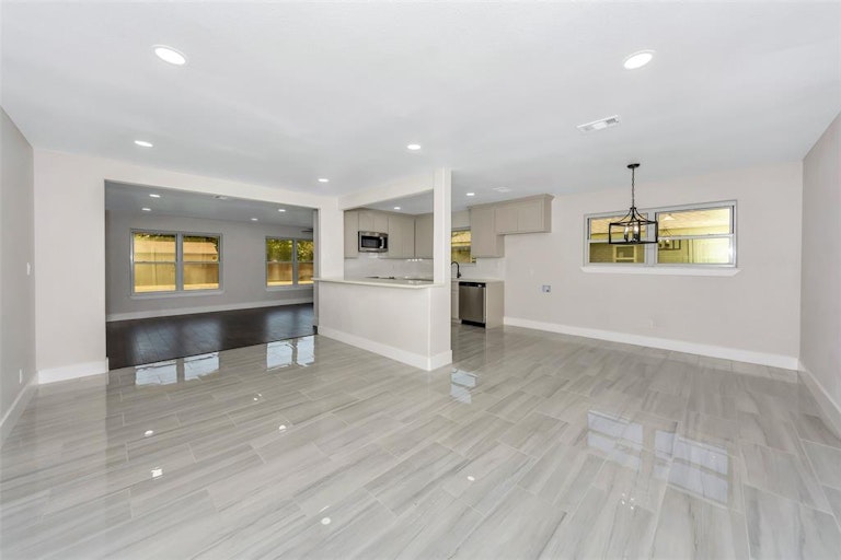 Photo 8 of 34 - 1341 Stafford Dr, Fort Worth, TX 76134