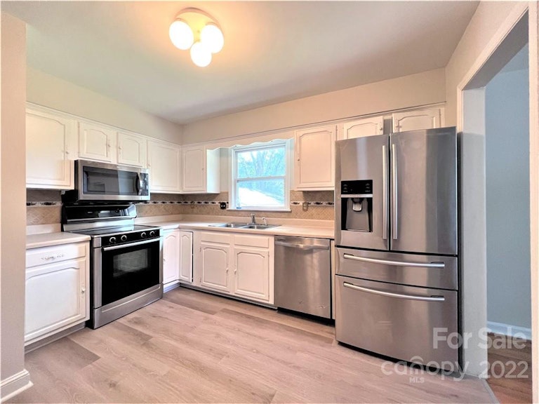 Photo 12 of 33 - 7427 Meadowdale Ln, Charlotte, NC 28212