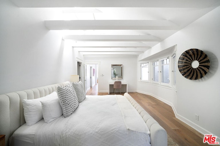 Photo 9 of 20 - 241 Windward Ave, Venice, CA 90291