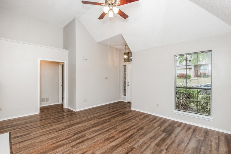 Photo 9 of 25 - 2253 Meadowstone Dr, Carrollton, TX 75006