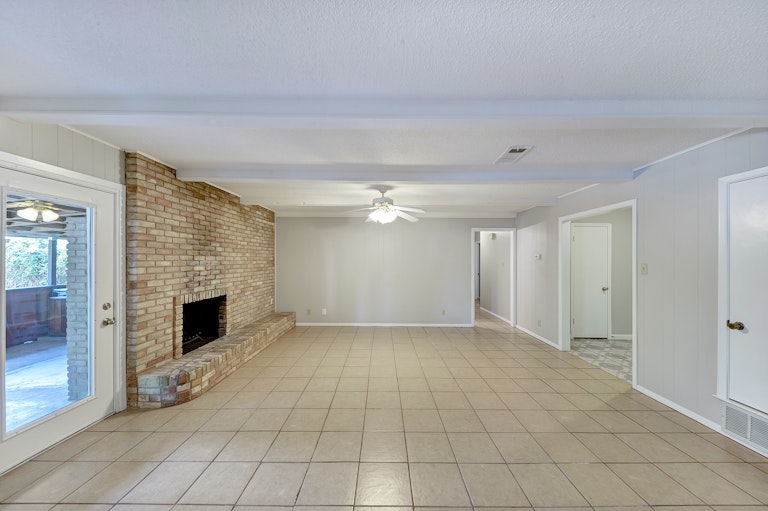 Photo 11 of 29 - 7344 Laurie Dr, Fort Worth, TX 76112