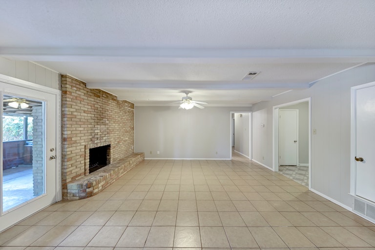 Photo 11 of 29 - 7344 Laurie Dr, Fort Worth, TX 76112