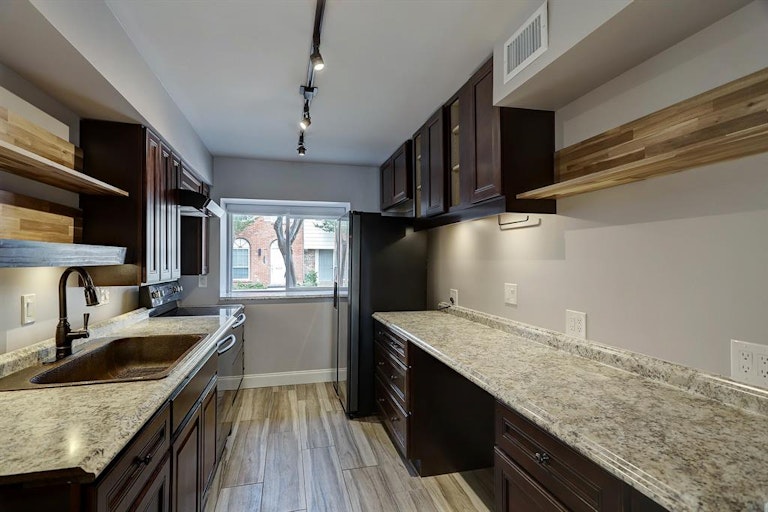 Photo 22 of 42 - 12643 Rip Van Winkle Dr, Houston, TX 77024