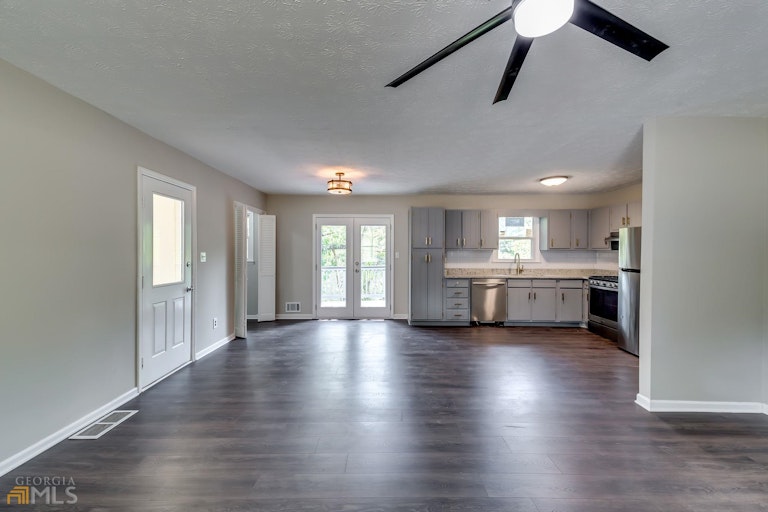 Photo 3 of 24 - 2920 NW Landmark Dr, Conyers, GA 30094