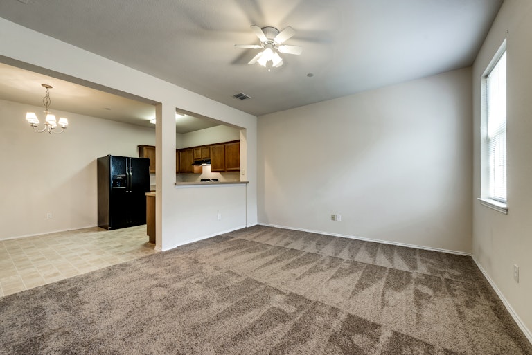 Photo 4 of 22 - 4905 Stone Gate Trl, McKinney, TX 75070
