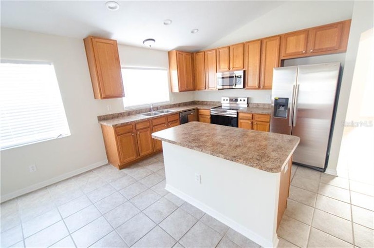 Photo 8 of 25 - 812 Barclay Wood Dr, Ruskin, FL 33570