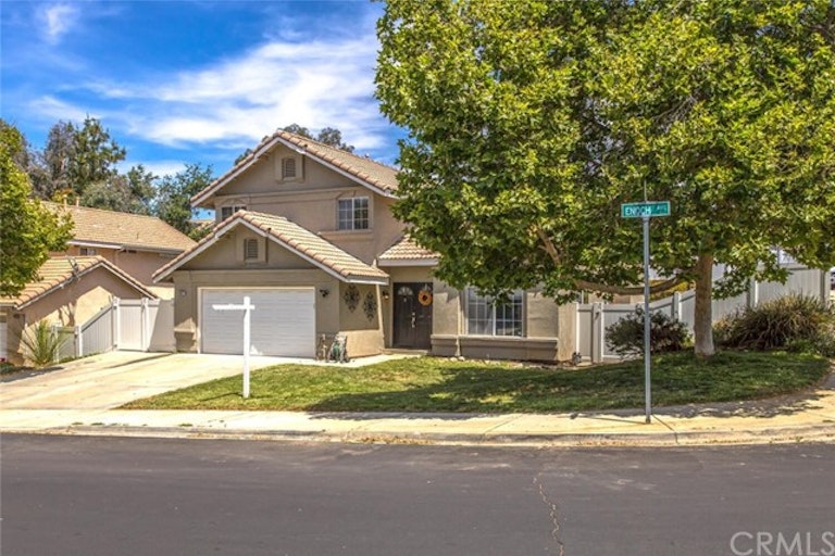 Photo 3 of 30 - 33972 Enoch Ave, Yucaipa, CA 92399