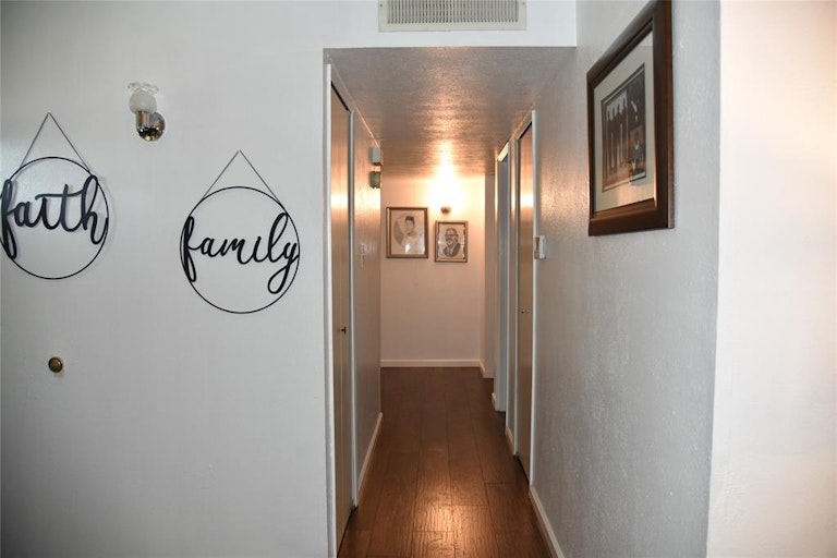 Photo 5 of 19 - 3821 Bridalwreath Dr, Fort Worth, TX 76133