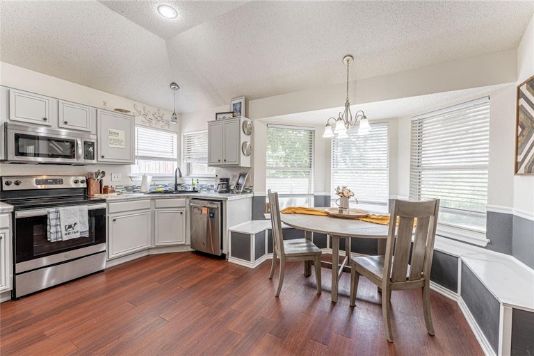 Photo 10 of 33 - 1025 Boardwalk St, Midlothian, TX 76065
