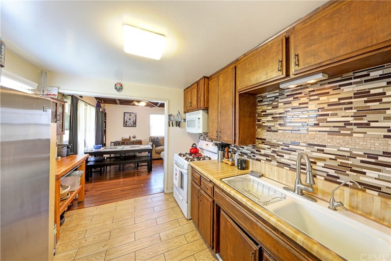 Photo 8 of 17 - 535 E Hollyvale St, Azusa, CA 91702