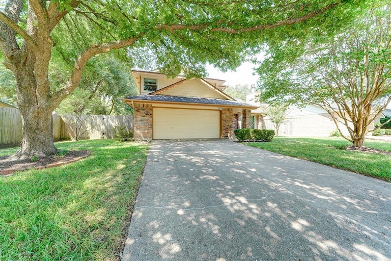 Photo 2 of 38 - 9715 Stableway Dr, Houston, TX 77065