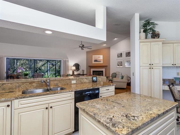 Photo 8 of 25 - 6079 Ravenwood Dr, Sarasota, FL 34243