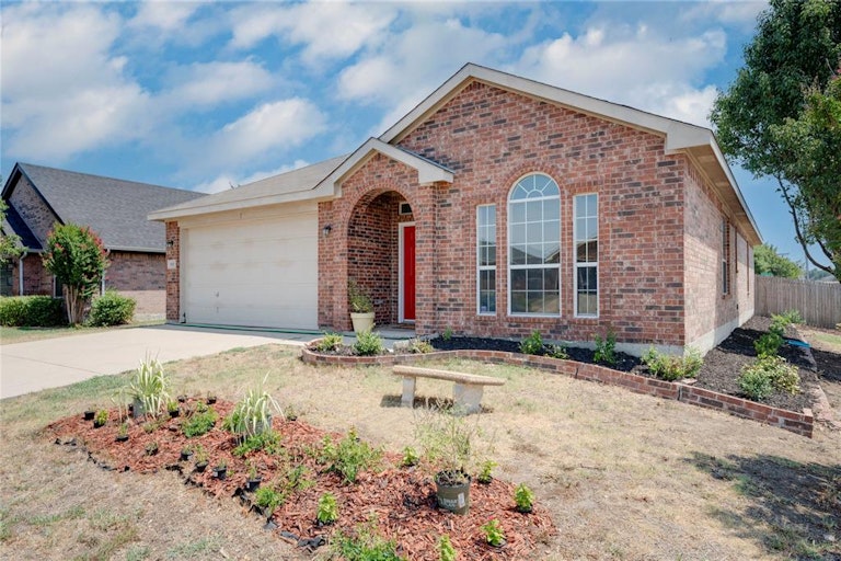 Photo 2 of 25 - 9873 Sparrow Hawk Ln, Fort Worth, TX 76108