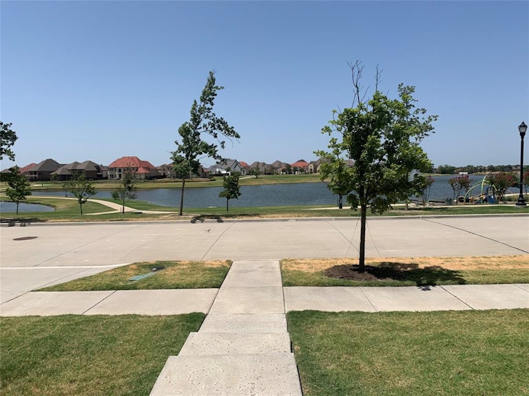 Photo 2 of 40 - 1006 Thoroughbred Ave, Frisco, TX 75036