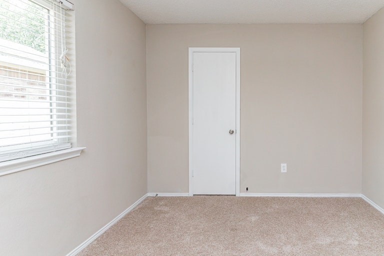 Photo 13 of 19 - 2552 Pilgrim Rest Dr, Dallas, TX 75237
