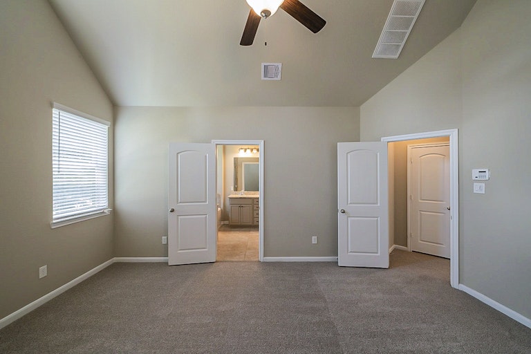 Photo 17 of 32 - 12426 Alora Bluff Trl, Humble, TX 77346