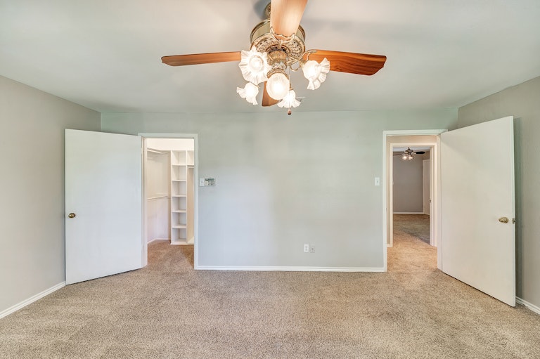 Photo 23 of 37 - 2317 Sunnyvale Rd, Grand Prairie, TX 75050