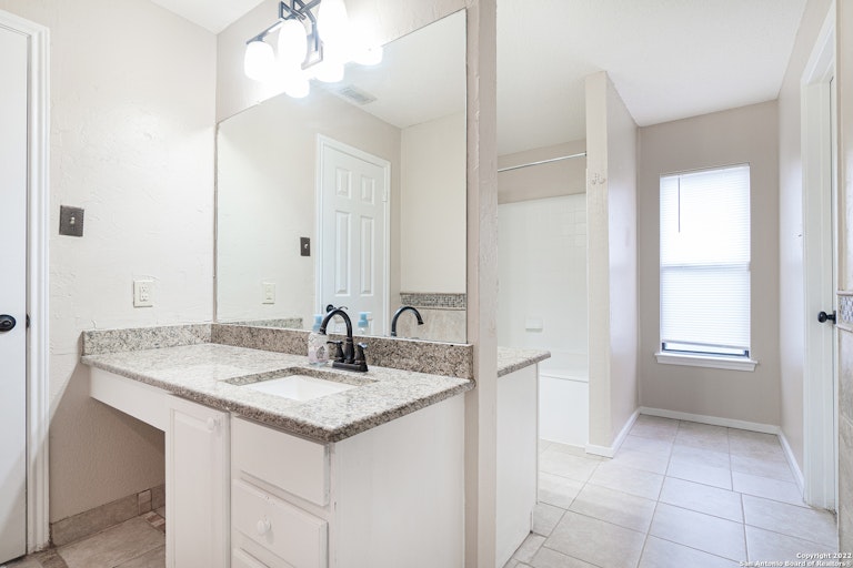Photo 22 of 51 - 10935 Hamlen Park Dr S, San Antonio, TX 78249